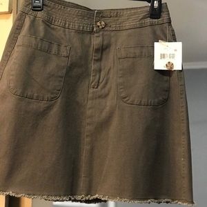 Olive skirt with pockets